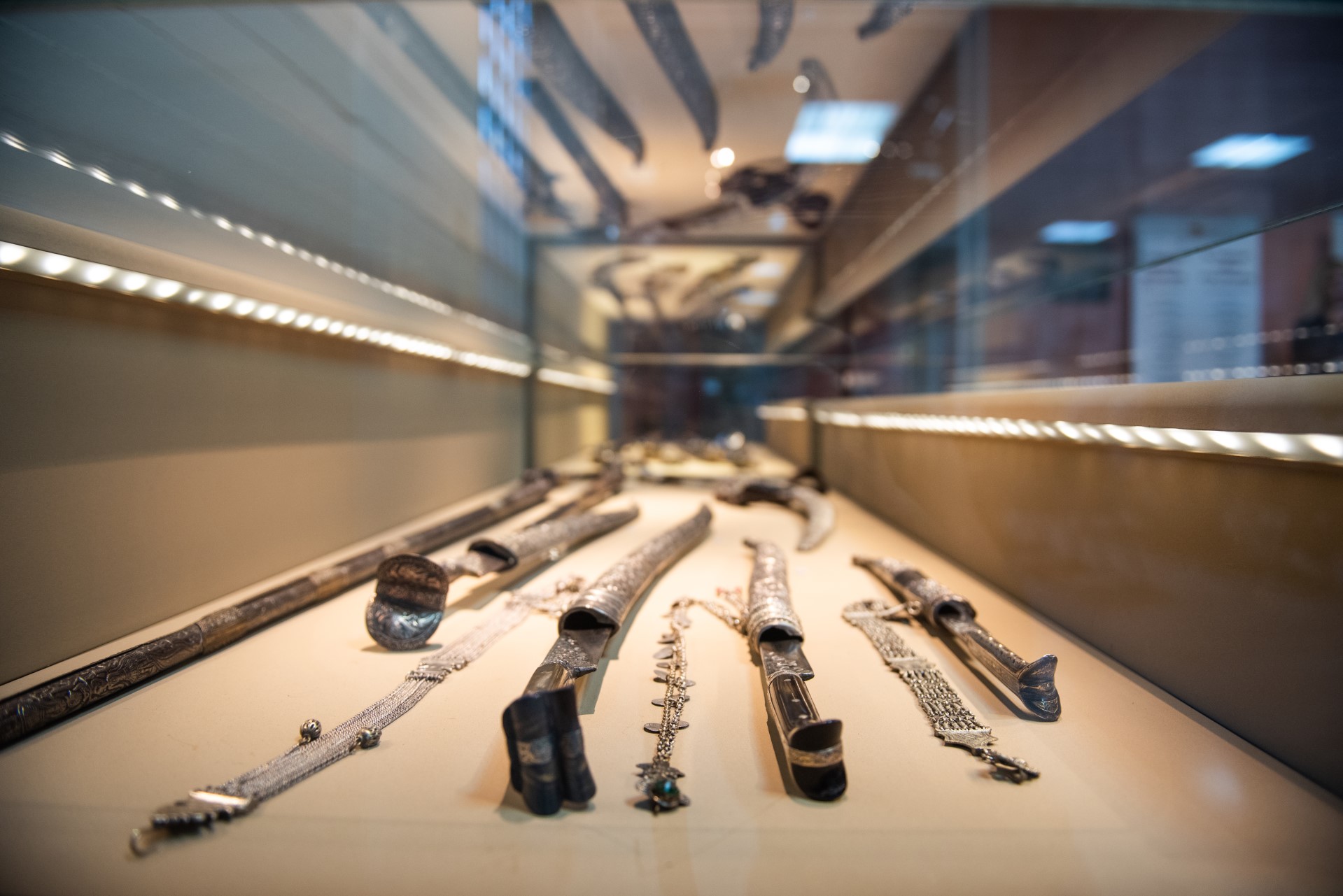 Η «πολυφωνική» παράδοση του 19ου αιώνα: Κοσμήματα και όπλα από τις συλλογές A.Αντώτσιου και Α.Σουλιώτη